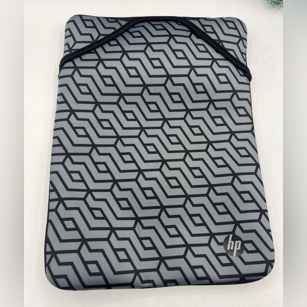 HP L67075-001 14-inch Reversible Gray Geometric/Plain Black Laptop Sleeve Case